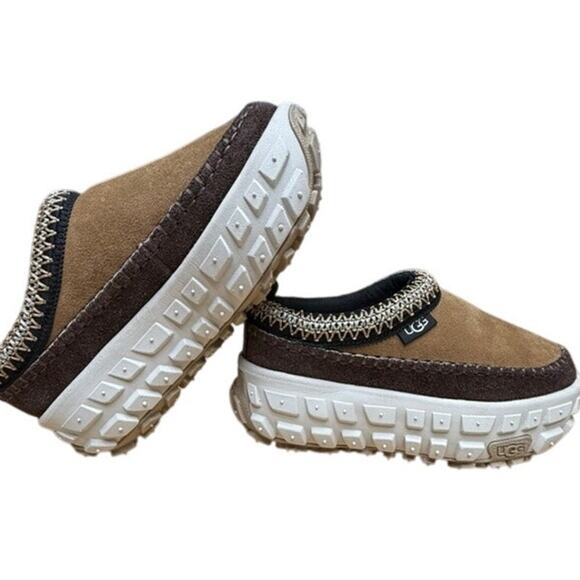 NWT! "UGG" KIDS Venture Daze Slip On Suede SZ 3Y Thick Tread Embroidered Accent - Picture 1 of 11